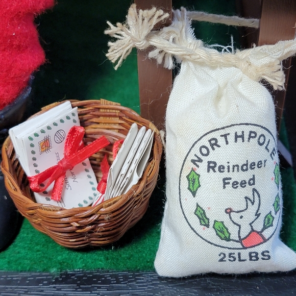 Musical Santa Figure Holiday Scene Christmas Crestone's Christmas Family 1990 - Picture 9 of 16